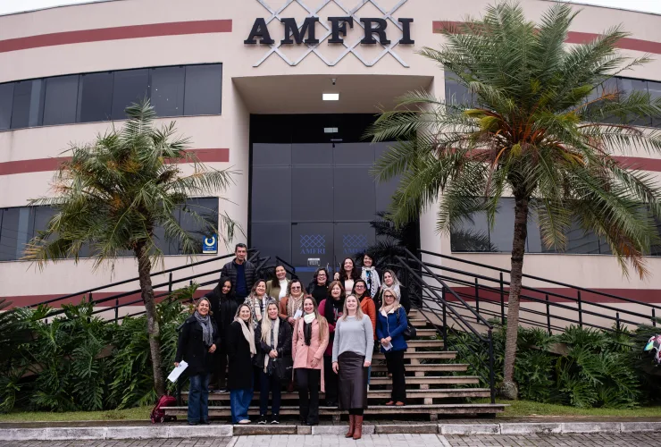 Representantes do ADE Litoral Paranaense na sede da AMFRI (Associação dos Municípios da Região da Foz do Rio Itajaí)