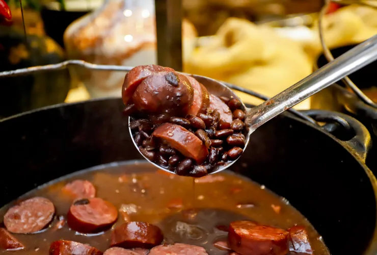 Feijoadíssima Mabu esquenta os sábados em Curitiba com tradição, variedade e degustação de cachaças