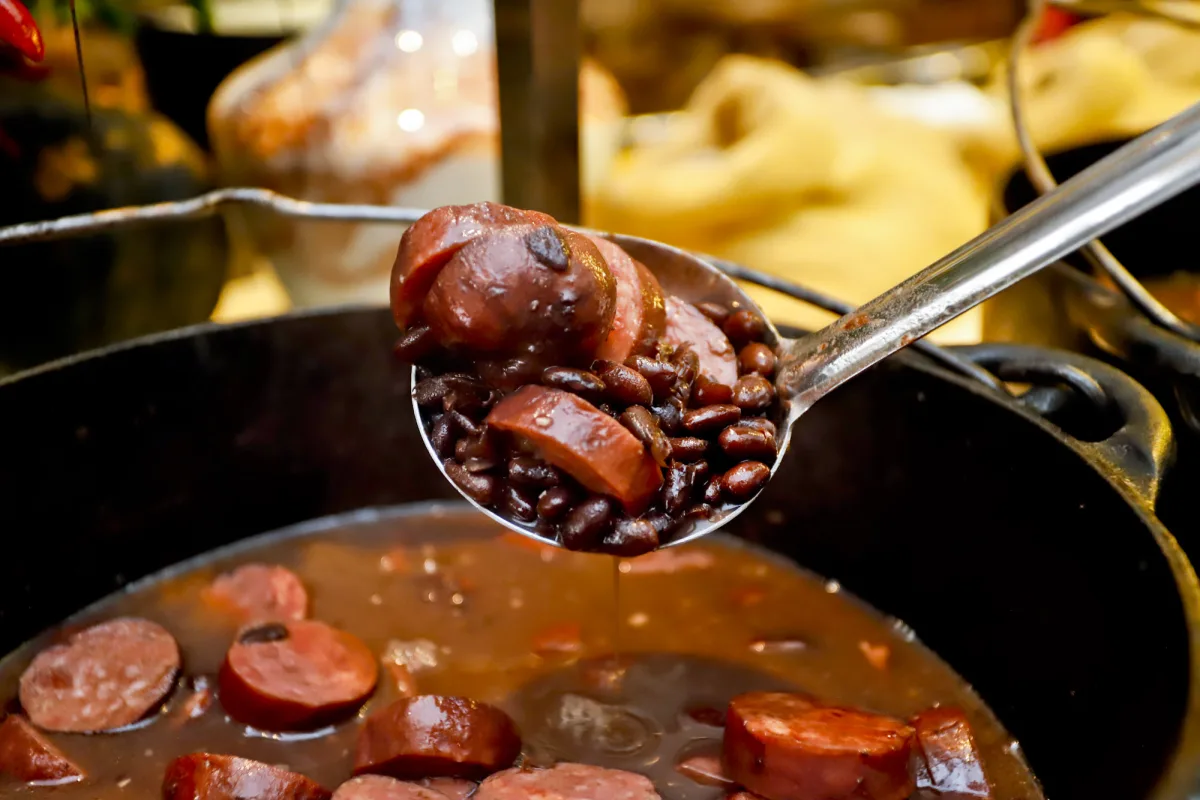 Feijoadíssima Mabu esquenta os sábados em Curitiba com tradição, variedade e degustação de cachaças