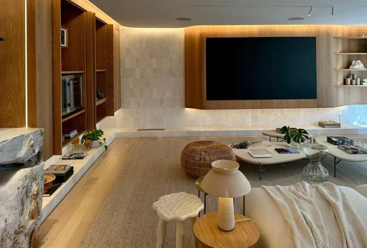 Piso de madeira traz aconchego ao Living Essências, o maior ambiente da CASACOR Paraná 2025