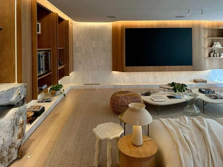Piso de madeira traz aconchego ao Living Essências, o maior ambiente da CASACOR Paraná 2025