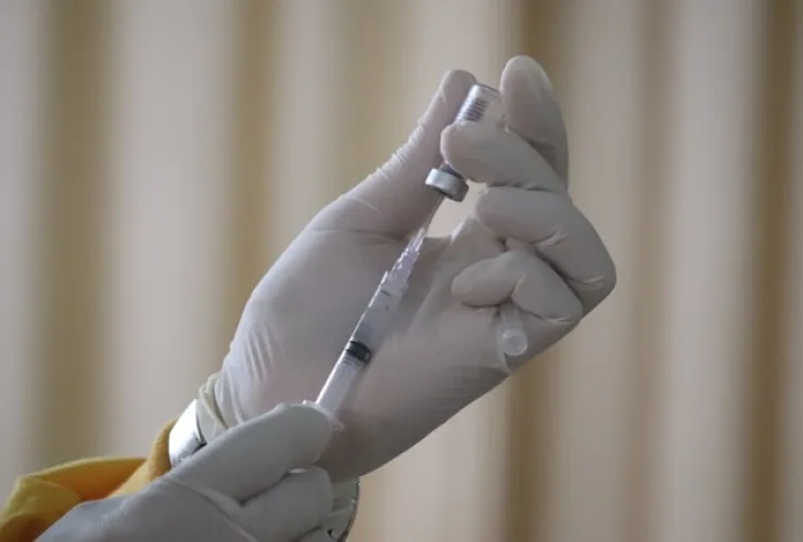 Nova vacina no SUS: o que muda na proteção de bebês contra meningite