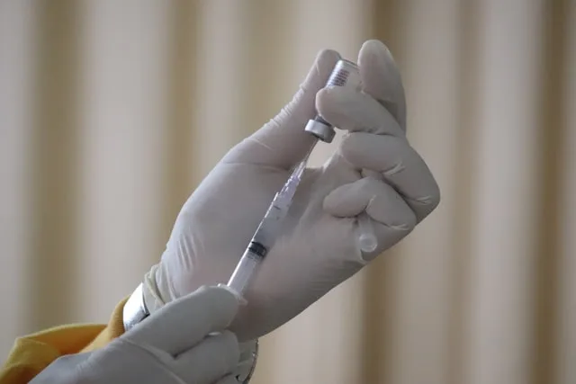 Nova vacina no SUS: o que muda na proteção de bebês contra meningite