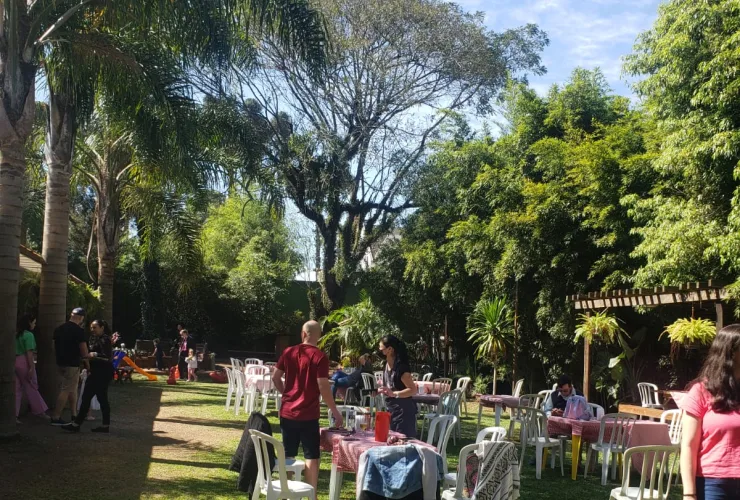 Famílias celebrando o Dia dos Pais no Restaurante Paineiras durante churrasco especial dos 20 anos