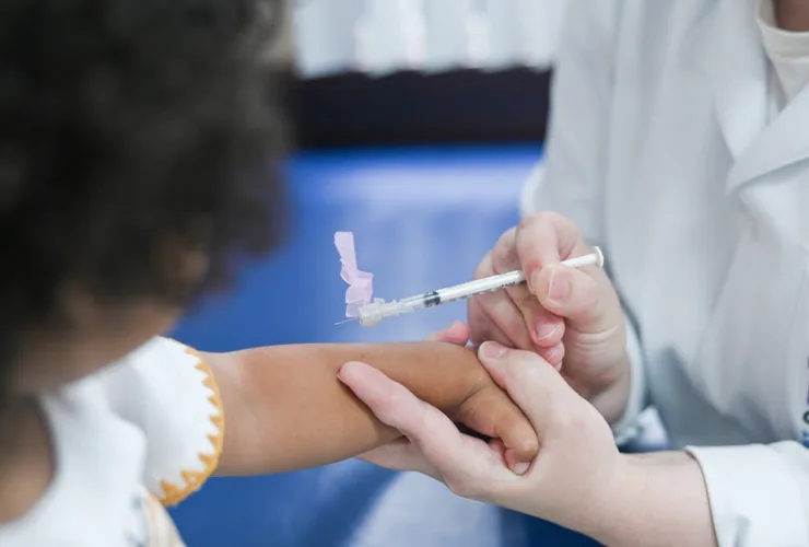 Adolescente recebe vacina contra meningite como parte do novo calendário vacinal 2025
