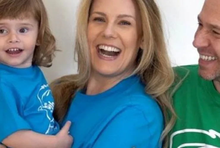 Oftalmologista realiza exame do reflexo vermelho em bebê para detectar sinais precoces de retinoblastoma
