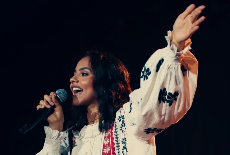 canção inédita Julia Vitória medley clássico Harpa Cristã