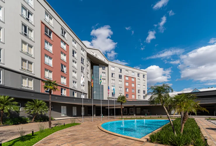 Hotel Deville cercado de áreas verdes, ideal para descanso em família nas férias escolares