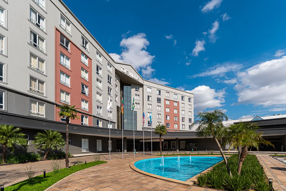 Hotel Deville cercado de áreas verdes, ideal para descanso em família nas férias escolares