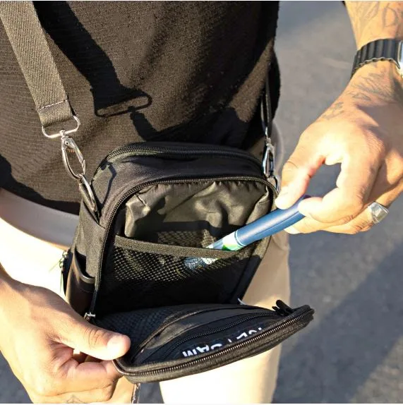 Bolsa térmica médica contendo frascos de insulina e gel refrigerante para transporte em viagem