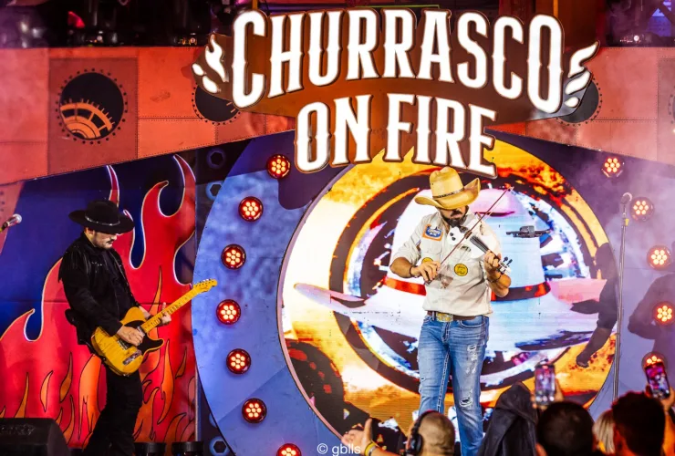 Fernando e Sorocaba durante show do Churrasco On Fire em Londrina