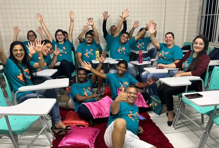 Pessoa com mais de 18 anos estuda Ensino Médio a distância no programa EJA do Sesc.