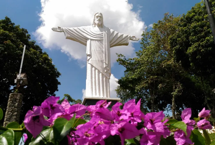 Rua de paralelepípedos com arquitetura colonial em cidade turística próxima de SP