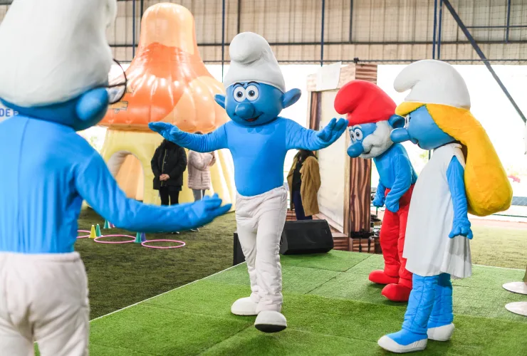 Parte da infância de muitas gerações, Smurfs se uniram ao Sicredi para levar educação ambiental a escolas