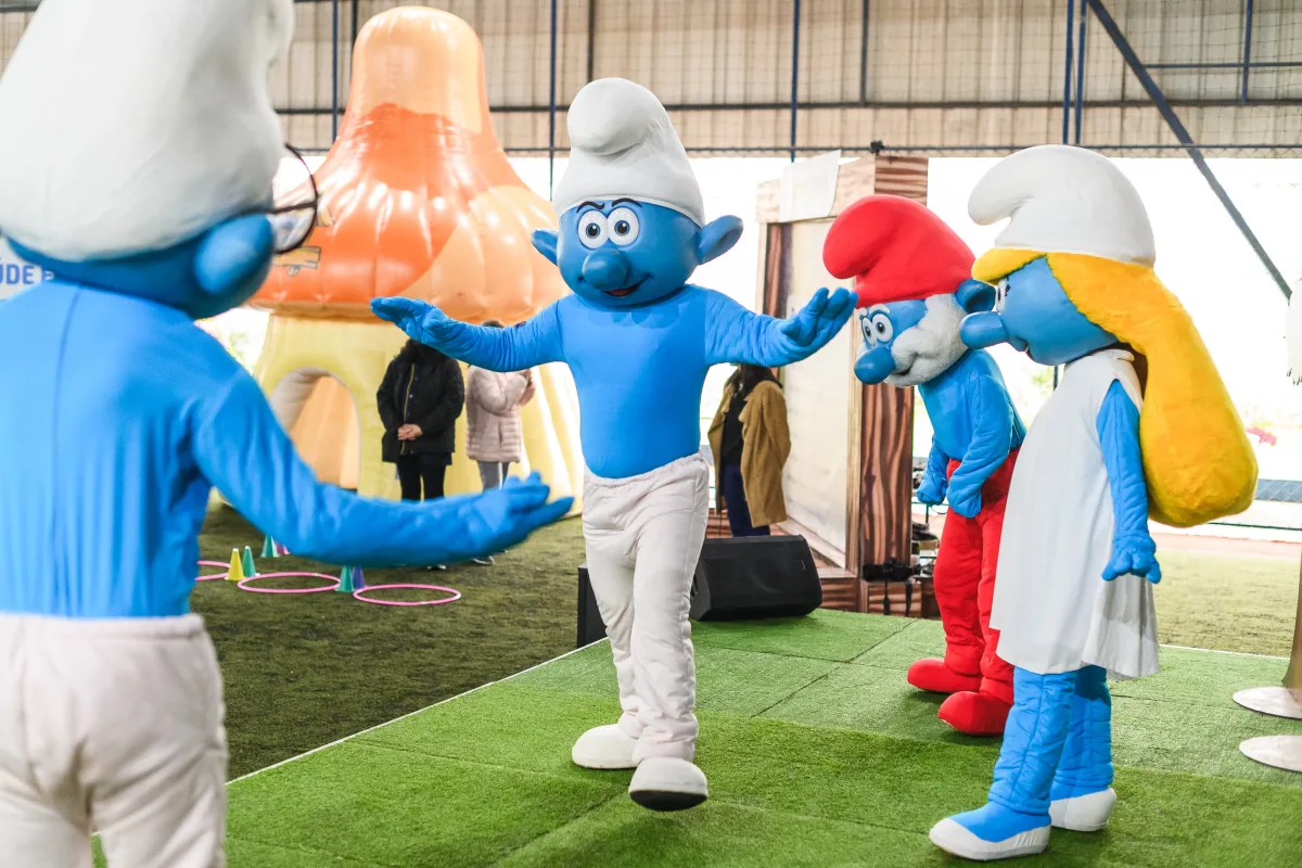 Parte da infância de muitas gerações, Smurfs se uniram ao Sicredi para levar educação ambiental a escolas