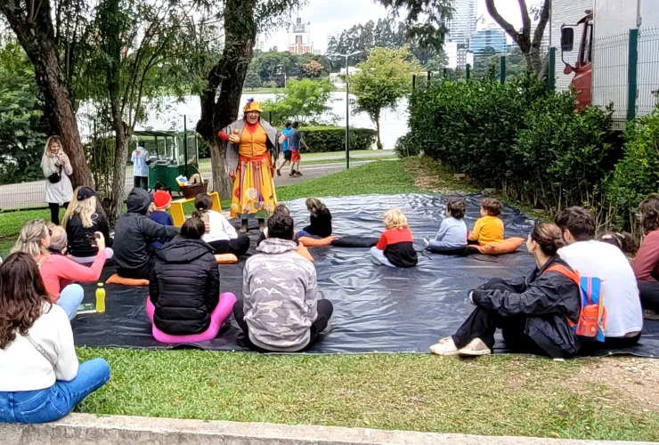Crianças participam de sessão de leitura ao ar livre no Parque Barigui