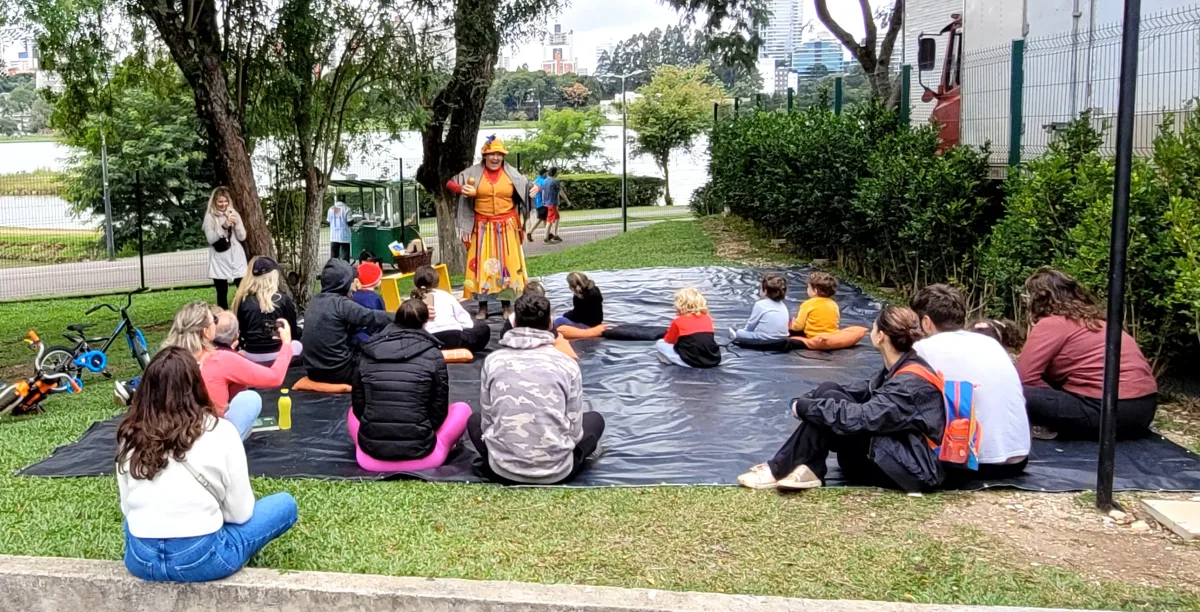 Crianças participam de sessão de leitura ao ar livre no Parque Barigui