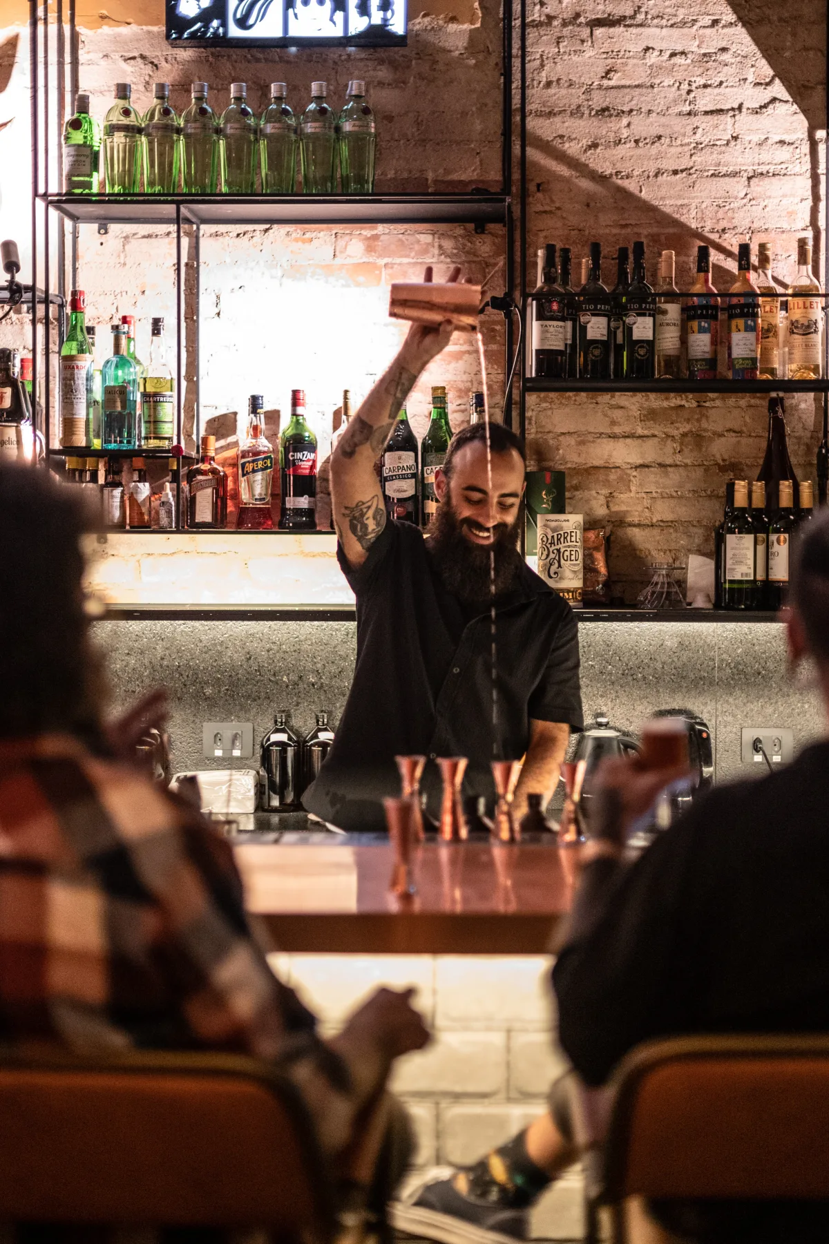Ariel Todeschini e Gabriel Bueno criam drinks exclusivos durante takeover no Ponto Gin