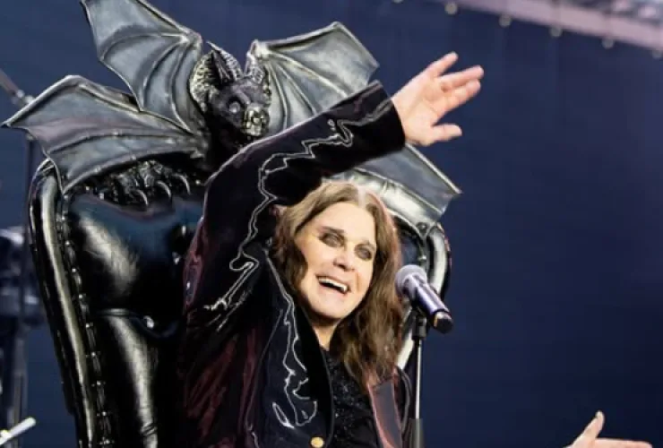 Ozzy Osbourne ao microfone durante apresentação com o Black Sabbath