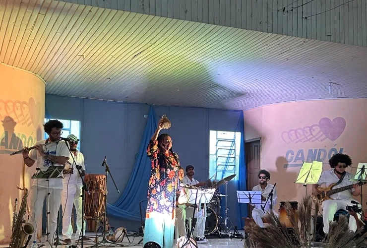 Músico do grupo Terrosa toca guitarra em roda comunitária quilombola às margens de lago