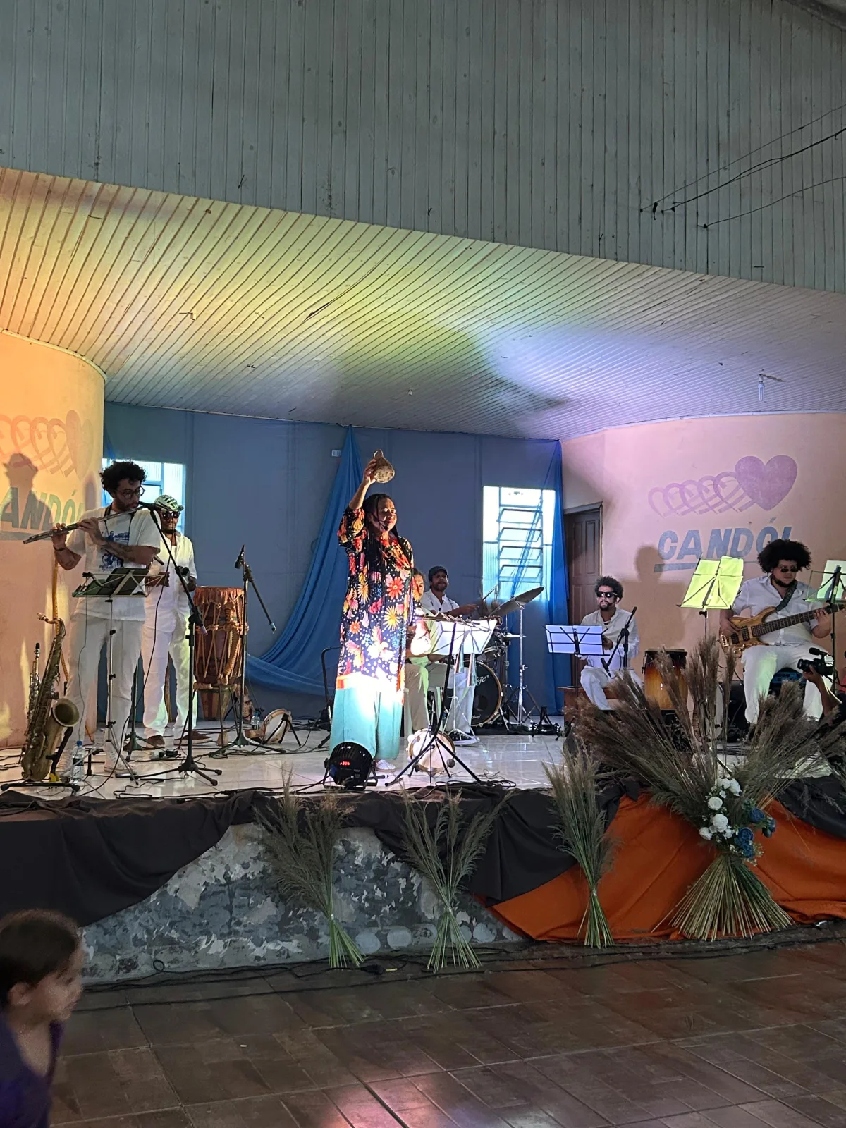 Músico do grupo Terrosa toca guitarra em roda comunitária quilombola às margens de lago