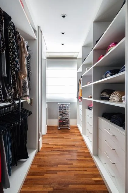 Antes de pensar em caixas, cabideiros ou cestos decorativos, é preciso olhar com atenção para o que você já tem em casa