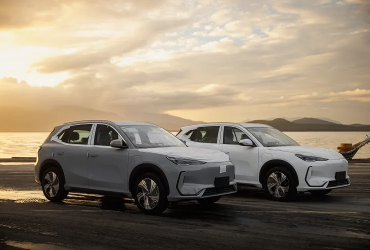 Primeiros veículos da Geely desembarcam no terminal da TCP no Brasil