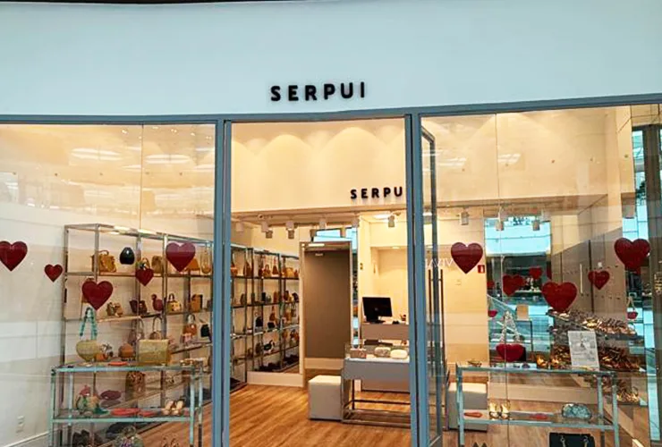 Serpui inaugura primeira loja no Sul, com acessórios utilizados por Sarah Jessica Parker em sequência de Sex and the City