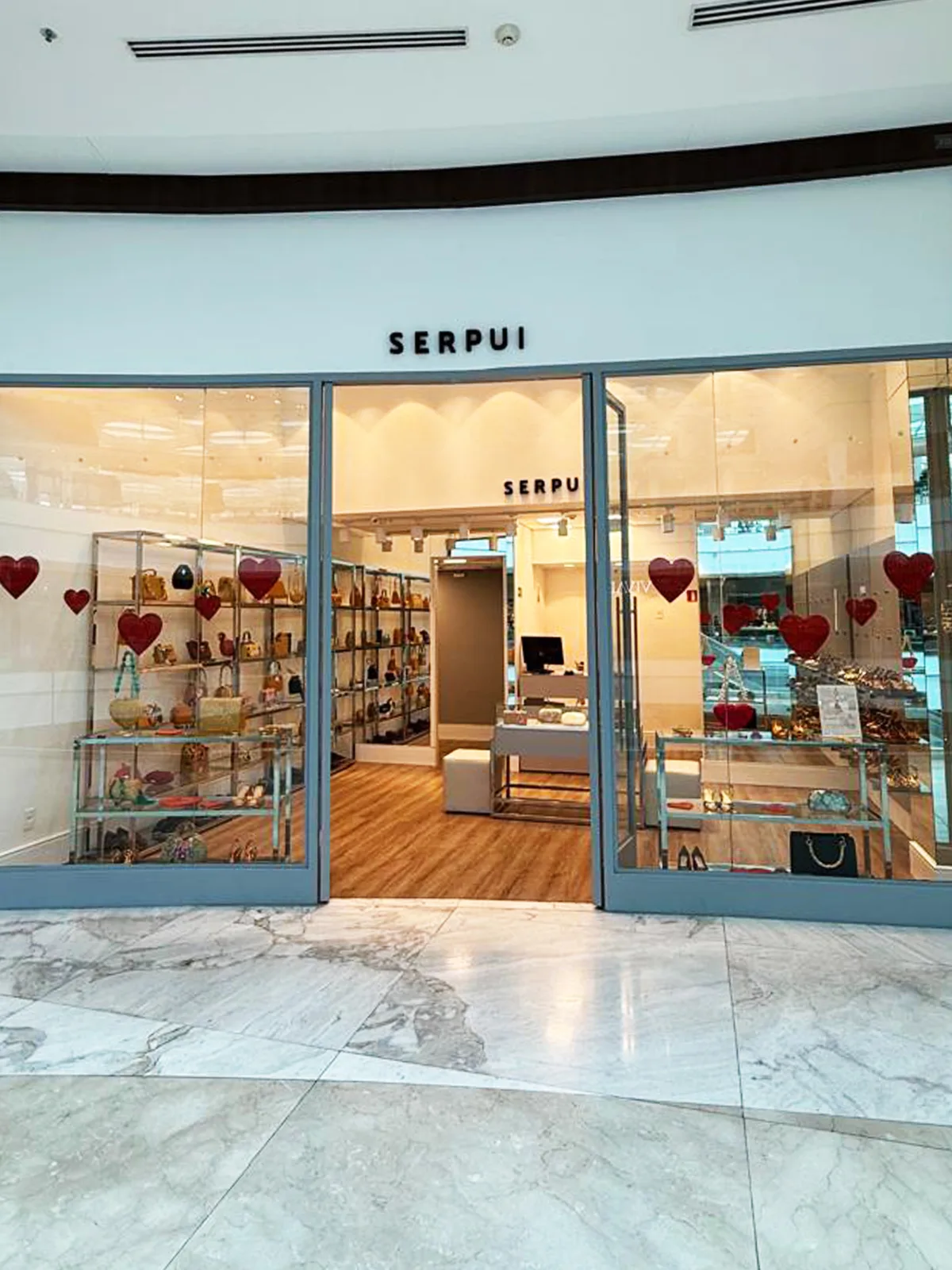Serpui inaugura primeira loja no Sul, com acessórios utilizados por Sarah Jessica Parker em sequência de Sex and the City