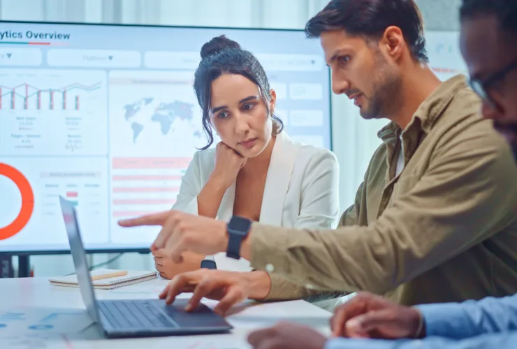 Análise de dados é o maior desafio digital dos brasileiros em 2025, revela estudo