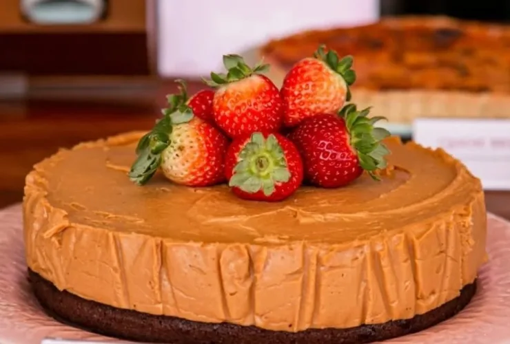 Foto de uma torta sem glúten, sem lactose e sem açúcar, bem decorada