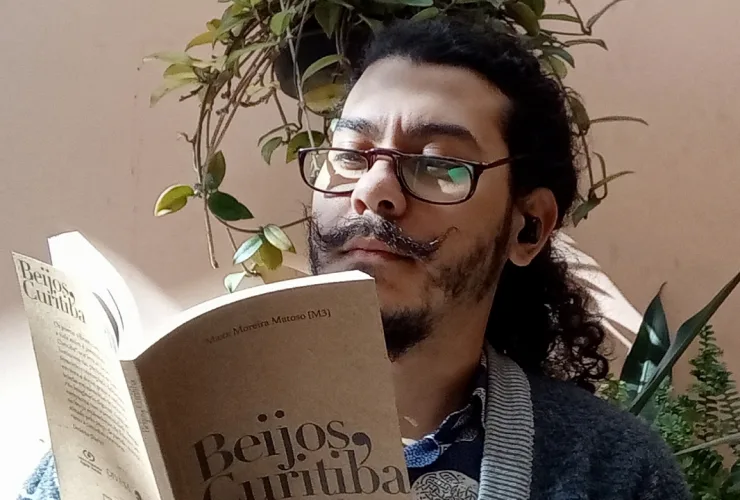 Livro de bolso "Beijos, Curitiba", de Maxx Moreira Matoso, traz poesias autorais ambientadas na capital paranaense.