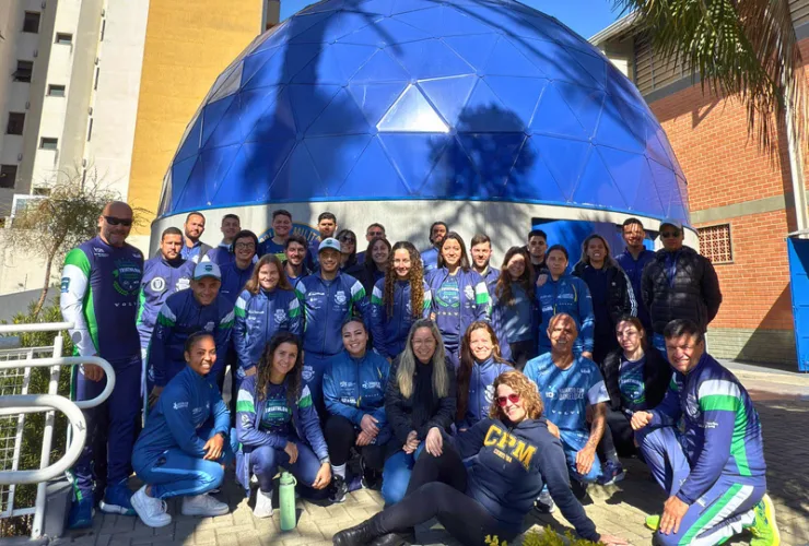 Professores da Escolinha de Triathlon em capacitação prática e teórica em Curitiba, com foco em inclusão no esporte.