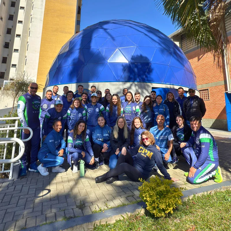 Professores da Escolinha de Triathlon em capacitação prática e teórica em Curitiba, com foco em inclusão no esporte.