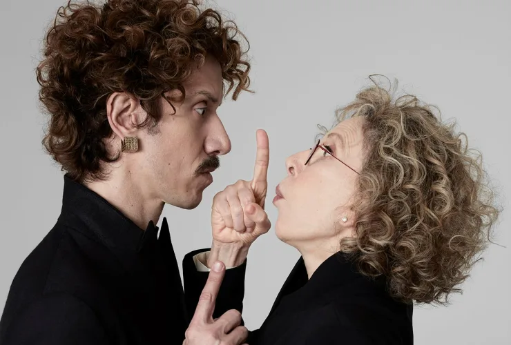 Marília Gabriela e Theodoro Cochrane em cena do espetáculo “A Última Entrevista de Marília Gabriela”