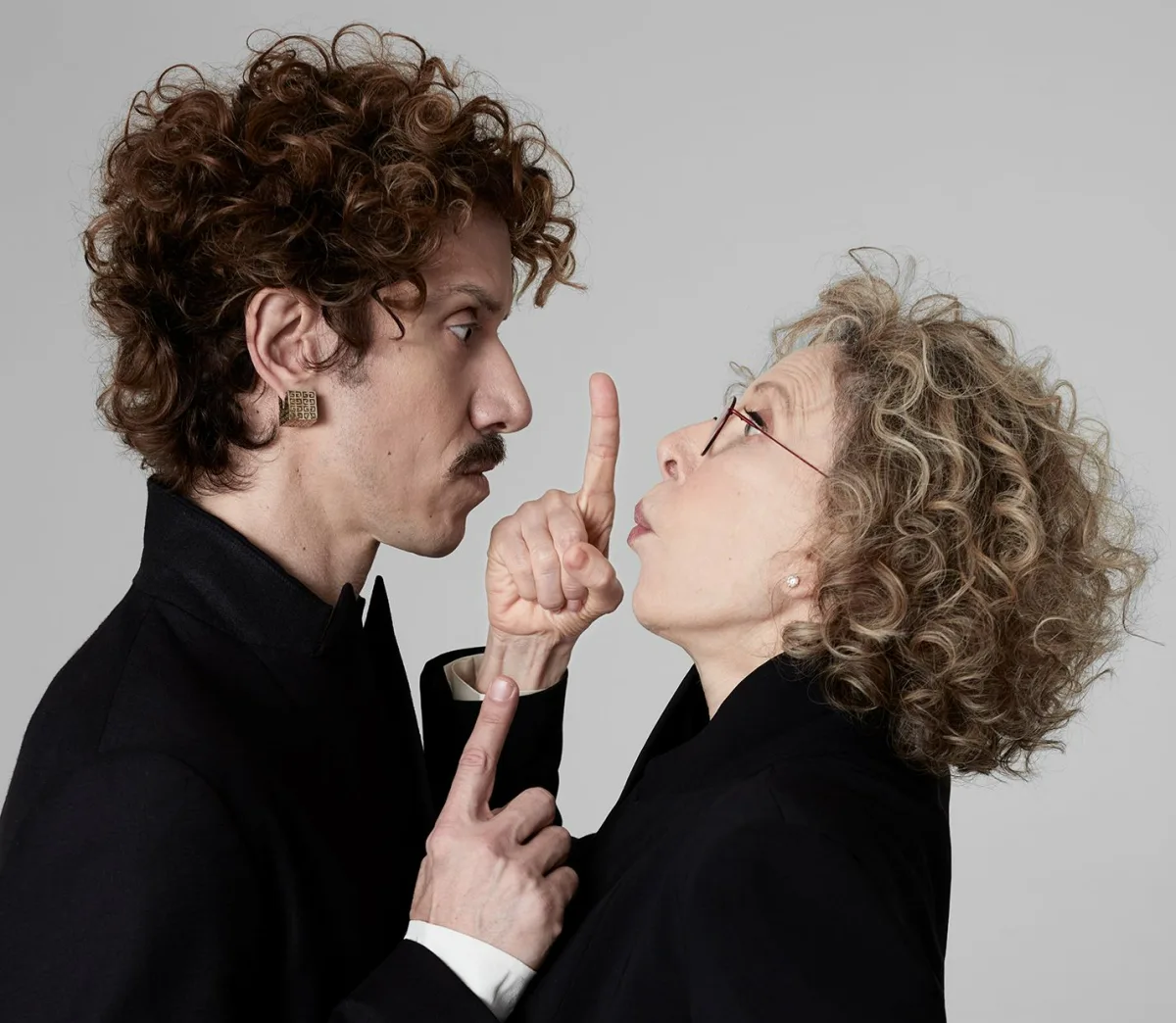 Marília Gabriela e Theodoro Cochrane em cena do espetáculo “A Última Entrevista de Marília Gabriela”
