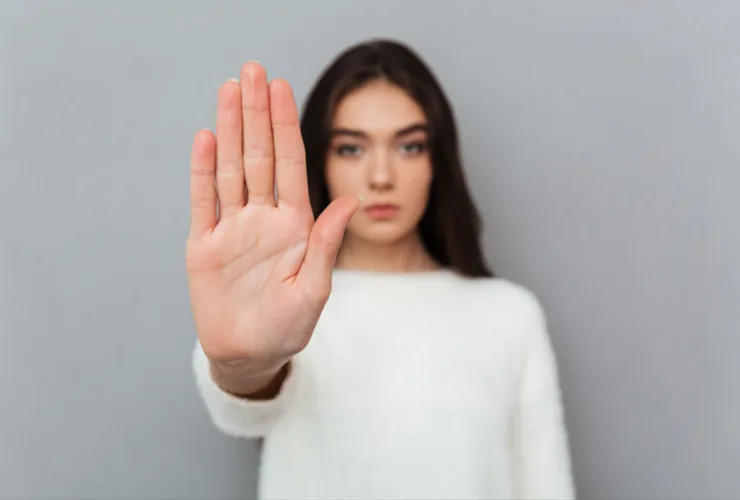 Psicóloga destaca a importância do acolhimento às vítimas de violência contra a mulher no Paraná.