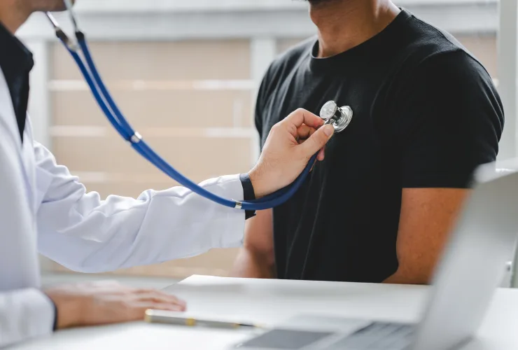 O programa inclui consultas com cardiologista, dermatologista e urologista, além de exames laboratoriais e de imagem