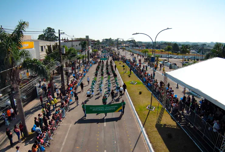 Desfile da Independência em Pinhais 2025 na Avenida Camilo di Lellis com fanfarras, bandas, escolas e forças armadas reunidos