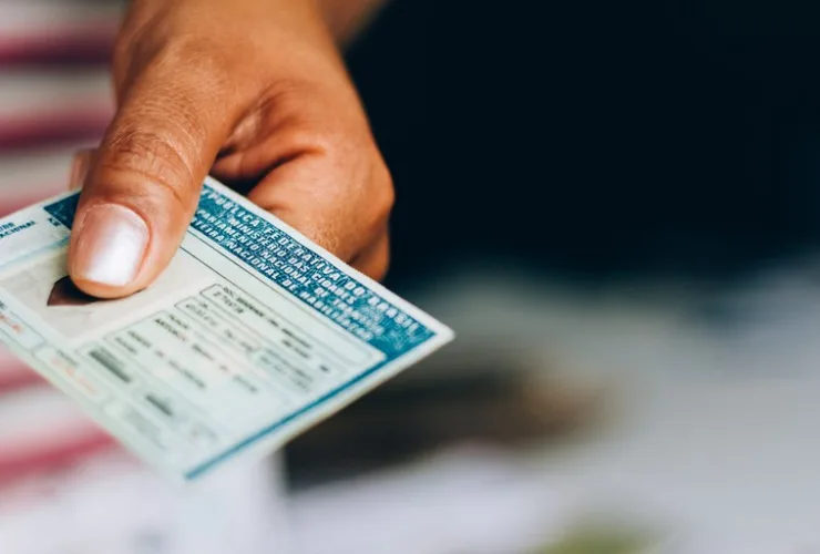 Carteira Nacional de Habilitação no Brasil pode ter custo reduzido com proposta do governo federal.
