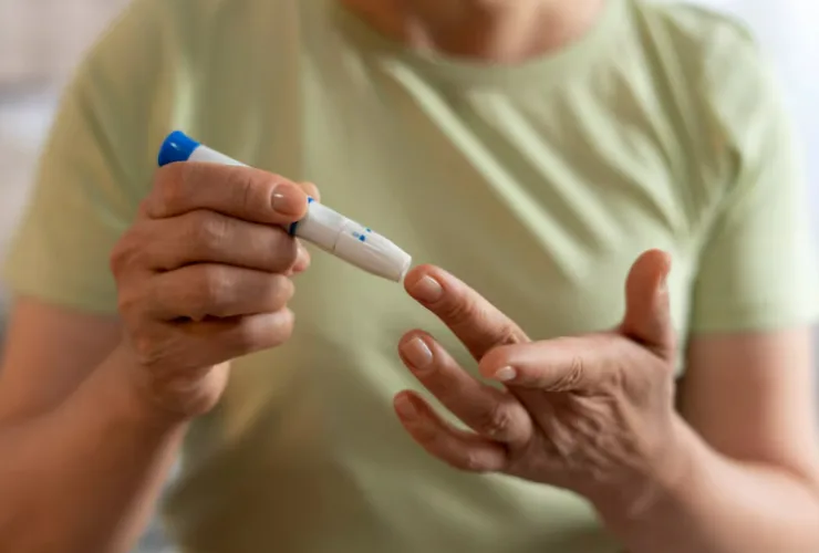 Paciente com diabetes tipo 2 fazendo exercícios de musculação para prevenção da sarcopenia.
