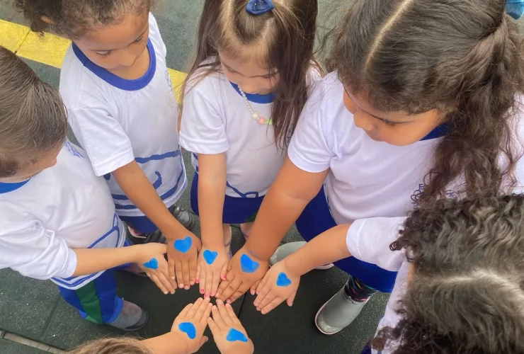Crianças em sala de aula do Sesc PR participando de atividades lúdicas de Educação Infantil.