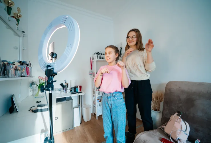 Mãe tirando foto de filha para redes sociais