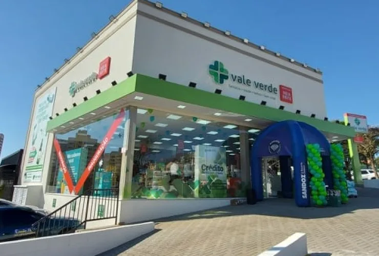 Fachada de farmácia Vale Verde com destaque para a nova parceria com a Supertroco