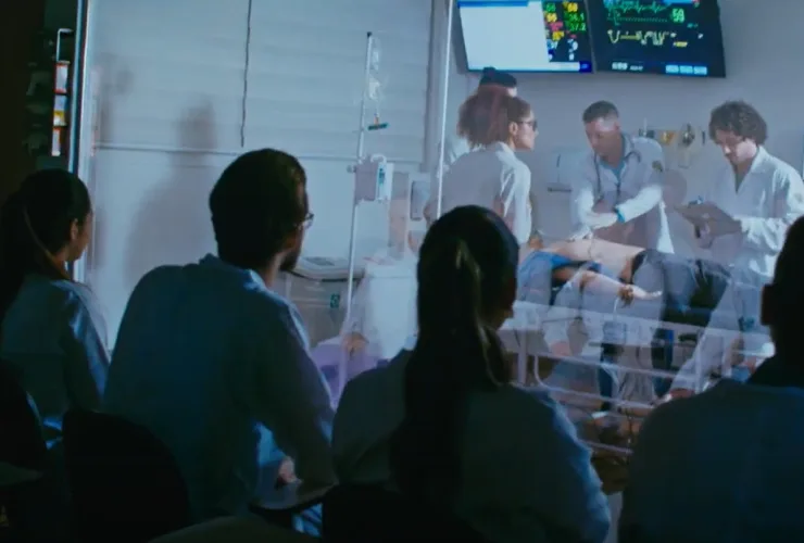 Estudantes de Medicina da UniCesumar em laboratório de simulação realística com manequins robóticos e atores