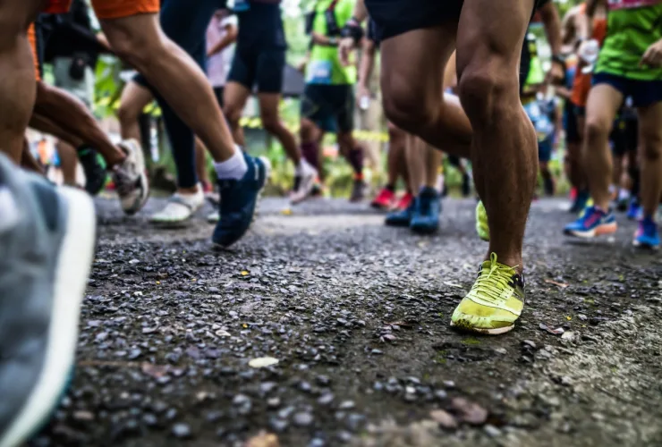 Participantes de corrida de rua largando juntos, representando diversidade e inclusão no evento Correr é Positivo em Curitiba.