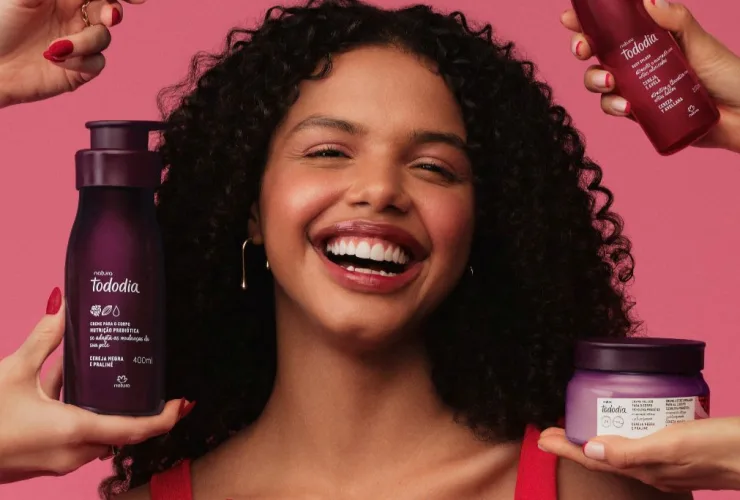 Frasco de perfume com nota de cereja destacada, representando a tendência Natura Cerejamania