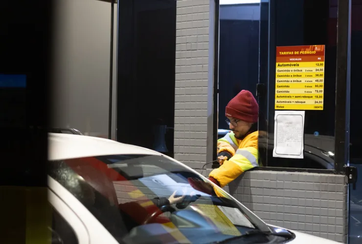 Operador da PRVias atende cliente em cabine na praça de Witmarsum