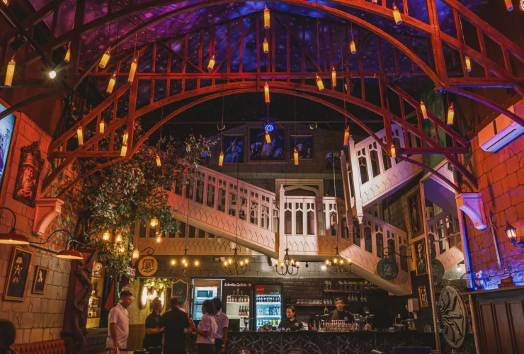 Cenário do Estação Chelsea lembra os grandes banquetes do universo bruxo