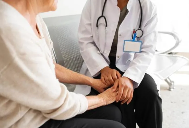 Paciente em consulta médica sobre diagnóstico precoce da esclerose múltipla